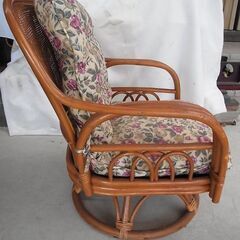 籐　回転いす　椅子　低いタイプの画像