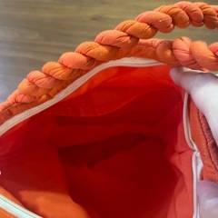 目を引くオレンジが可愛いバッグ
の画像