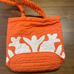 目を引くオレンジが可愛いバッグ
の画像