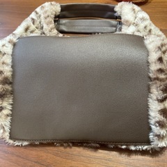 ベージュとブラウンのファーバックの画像