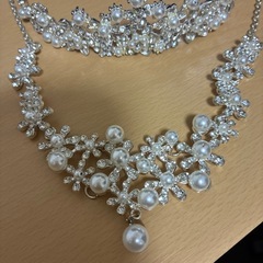 ティアラとネックレスのセットの画像