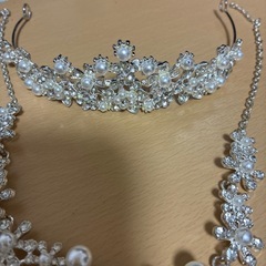 ティアラとネックレスのセットの画像