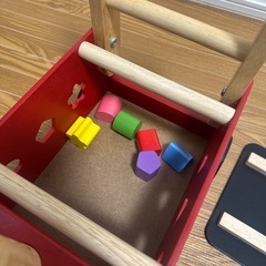 手押し車、乗り物、消防車おもちゃの画像