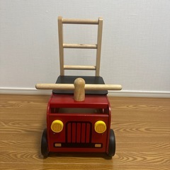 手押し車、乗り物、消防車おもちゃの画像