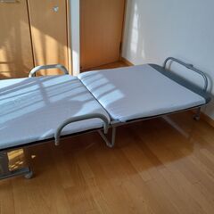 折りたたみ式コロ付き簡易ベットの画像