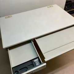 事務机　ライオン製　アイボリーの画像