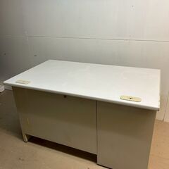 事務机　ライオン製　アイボリーの画像