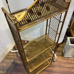 【バナナ苫小牧】アンティーク家具 メタルラック 収納棚 ガラス天板付 足キャップ1個欠損有の画像