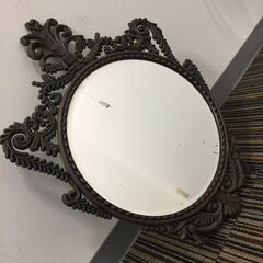 ○壁掛け鏡 アンティーク調 ウォールミラー ヴィンテージ風 ヨーロピアン調 インテリア 鏡直径30㎝全体36.5×47.5×2.4㎝ 中古品(NF251217)560-10(45)の画像