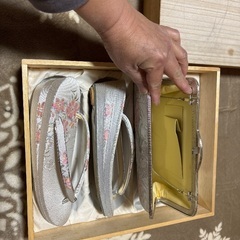 和服用のバッグと草履のセットの画像