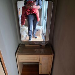 化粧台と収納付き椅子の画像