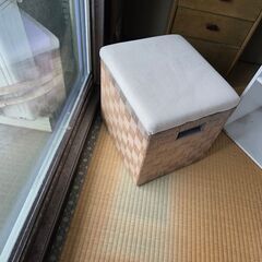 化粧台と収納付き椅子の画像