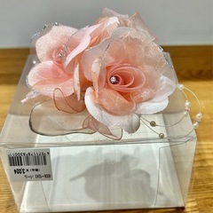 ピンクの薔薇のコサージュパール付きの画像