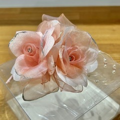 ピンクの薔薇のコサージュパール付きの画像