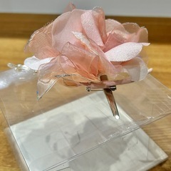 ピンクの薔薇のコサージュパール付きの画像