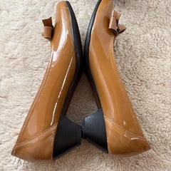 ベージュパンプス　エナメル素材　3cm の画像