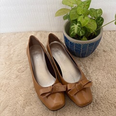 ベージュパンプス　エナメル素材　3cm の画像