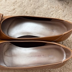 ベージュパンプス　エナメル素材　3cm の画像