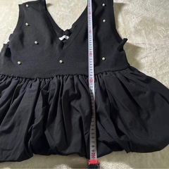 黒 Vネック パール装飾 ニットベストの画像