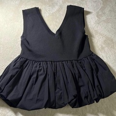 黒 Vネック パール装飾 ニットベストの画像