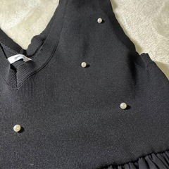 黒 Vネック パール装飾 ニットベストの画像