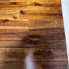 ウッド調テーブルの画像