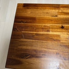 ウッド調テーブルの画像