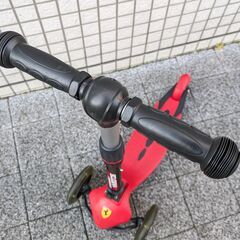 フェラーリ Scuderia Ferrari キックボード 3輪 キックスクーター ツイストスクーター LEDの画像