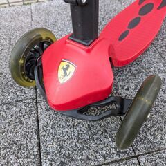 フェラーリ Scuderia Ferrari キックボード 3輪 キックスクーター ツイストスクーター LEDの画像