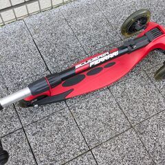 フェラーリ Scuderia Ferrari キックボード 3輪 キックスクーター ツイストスクーター LEDの画像