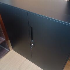 スチールキャビネット·ブラック(鍵付き)の画像