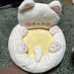 猫ちゃんの形の座布団、背もたれ付きの画像