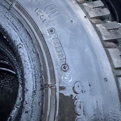 フォークリフトのタイヤの画像