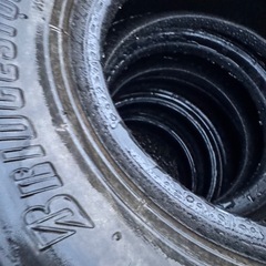 フォークリフトのタイヤの画像