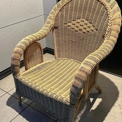 ラタン アームチェア 1人掛けチェア ナチュラル 籐 編み込み 椅子の画像