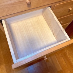 【お取引中】お譲りします❤️マナベインテリアハーツ❤️チェスト 5段 完成品 子供部屋収納 木製 タンス 脚付き キャビネット おしゃれ 天然木 収納❤️JR伊丹駅前の画像