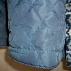 リバーシブル巻きスカート型　着る毛布 雪の結晶模様です。 フリース素材の雪の結晶の方でもキルティングの薄手のダウン生地みたいな方でもどちらでも着れます。ボタンで留める形なのでサイズも様々な人に対応が出来ます。の画像