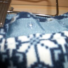 リバーシブル巻きスカート型　着る毛布 雪の結晶模様です。 フリース素材の雪の結晶の方でもキルティングの薄手のダウン生地みたいな方でもどちらでも着れます。ボタンで留める形なのでサイズも様々な人に対応が出来ます。の画像