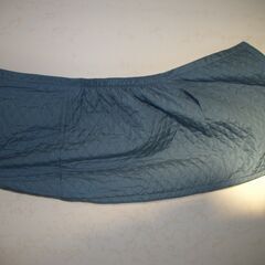 リバーシブル巻きスカート型　着る毛布 雪の結晶模様です。 フリース素材の雪の結晶の方でもキルティングの薄手のダウン生地みたいな方でもどちらでも着れます。ボタンで留める形なのでサイズも様々な人に対応が出来ます。の画像