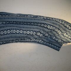 リバーシブル巻きスカート型　着る毛布 雪の結晶模様です。 フリース素材の雪の結晶の方でもキルティングの薄手のダウン生地みたいな方でもどちらでも着れます。ボタンで留める形なのでサイズも様々な人に対応が出来ます。の画像