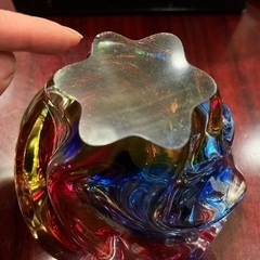 虹色のガラス製オブジェ 灰皿 花器の画像