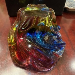 虹色のガラス製オブジェ 灰皿 花器の画像