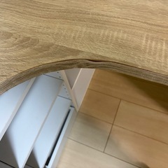 テーブルと椅子の画像