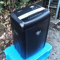 ★お届け可!!★オーロラジャパン amazon basics クロスカットシュレッダー B00H8KCN0Aの画像