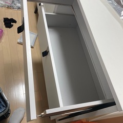 ヨーロッパ製のタンスの画像