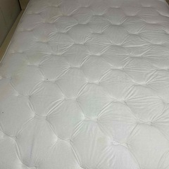 ダブルベッド とマットレスの画像