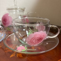 イングリッシュローズの ガラス製ティーポット、 ティーカップのセットの画像