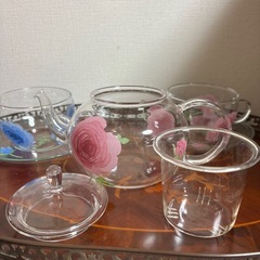 イングリッシュローズの ガラス製ティーポット、 ティーカップのセットの画像