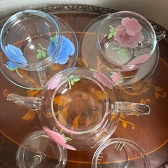 イングリッシュローズの ガラス製ティーポット、 ティーカップのセットの画像