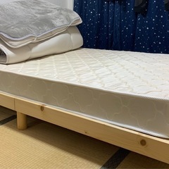 セミダブルベットとマットレスの画像